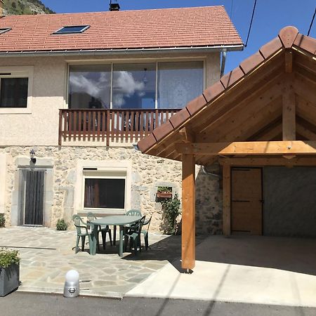 Le Rocher Des Ducs, Vue Sur Montagne, Abris Voitures Et Motos Le Glaizil Exterior photo