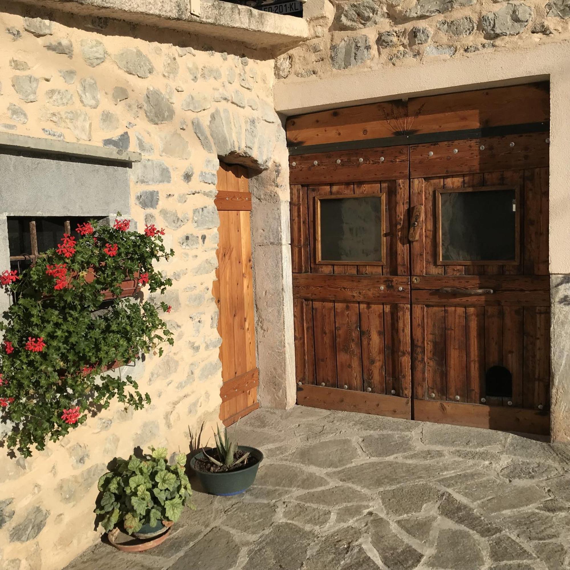 Le Rocher Des Ducs, Vue Sur Montagne, Abris Voitures Et Motos Le Glaizil Exterior photo
