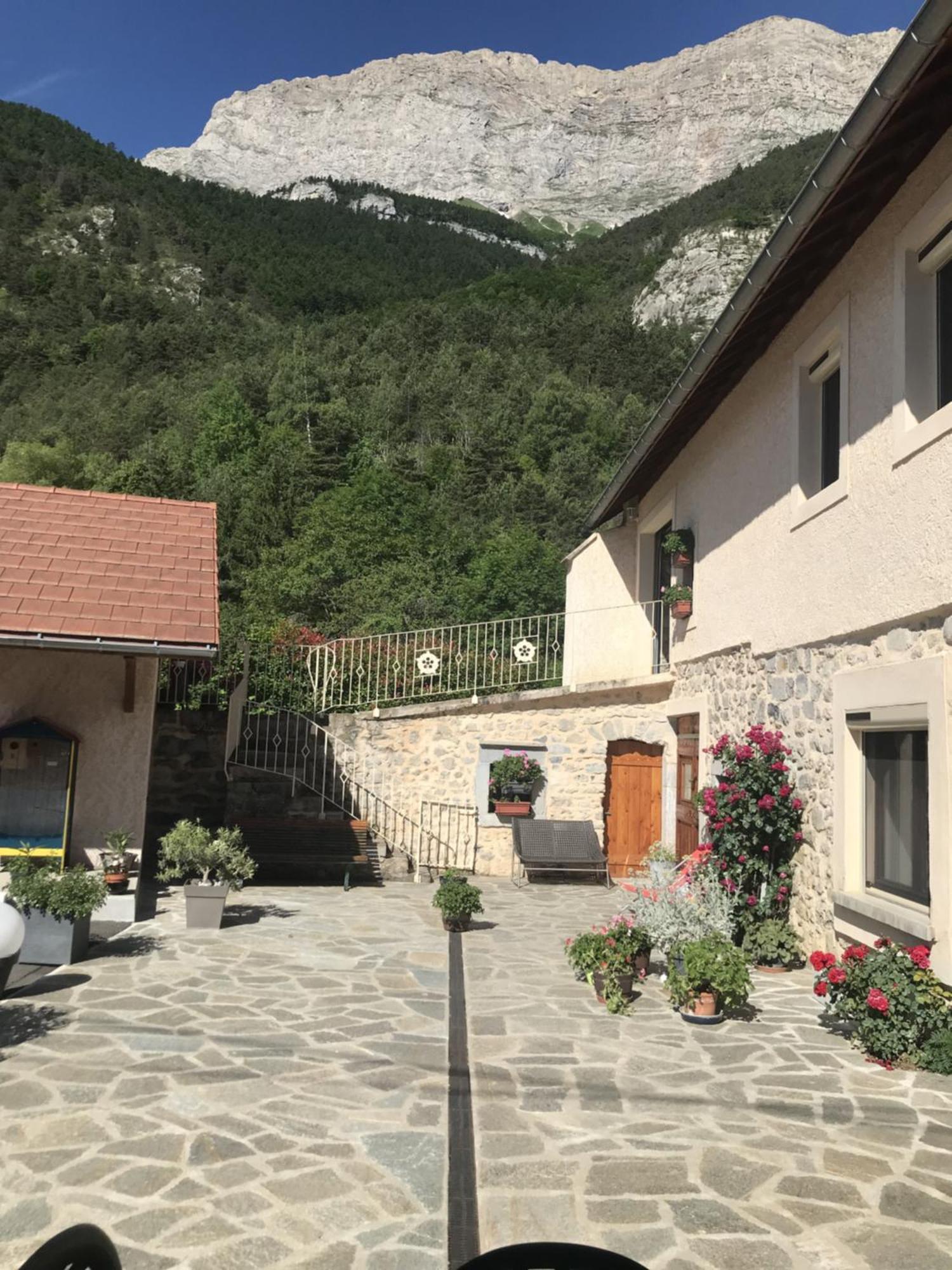 Le Rocher Des Ducs, Vue Sur Montagne, Abris Voitures Et Motos Le Glaizil Exterior photo
