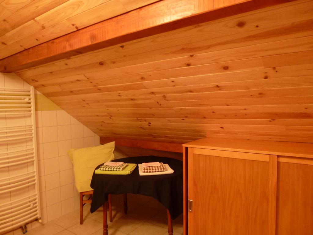 Le Rocher Des Ducs, Vue Sur Montagne, Abris Voitures Et Motos Le Glaizil Room photo
