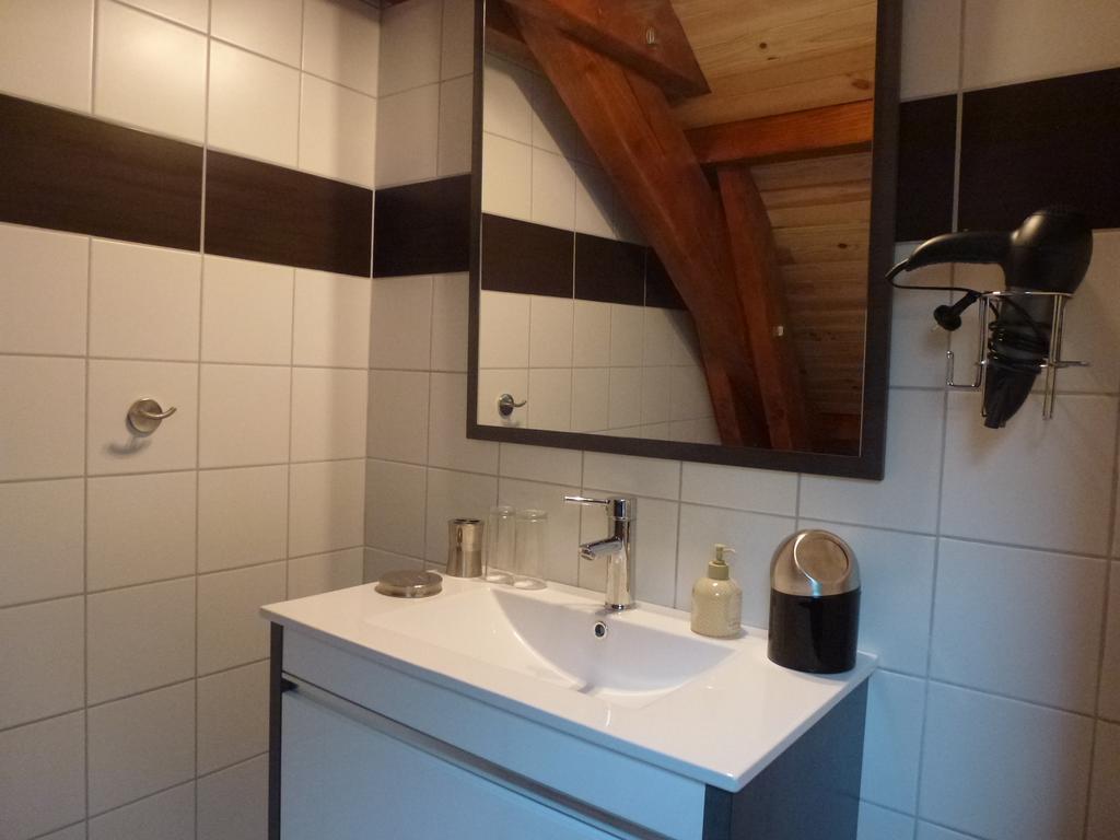 Le Rocher Des Ducs, Vue Sur Montagne, Abris Voitures Et Motos Le Glaizil Room photo